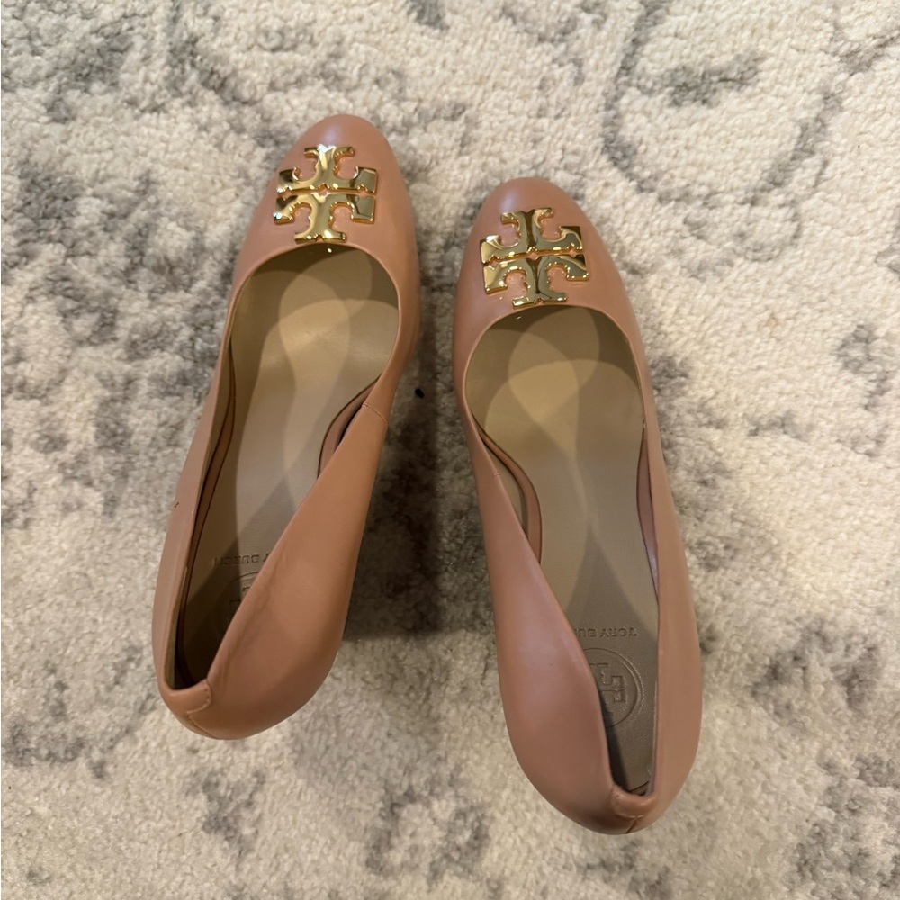 Tory Burch Tan Heels with Gold Emblem - Picture 4 of 4